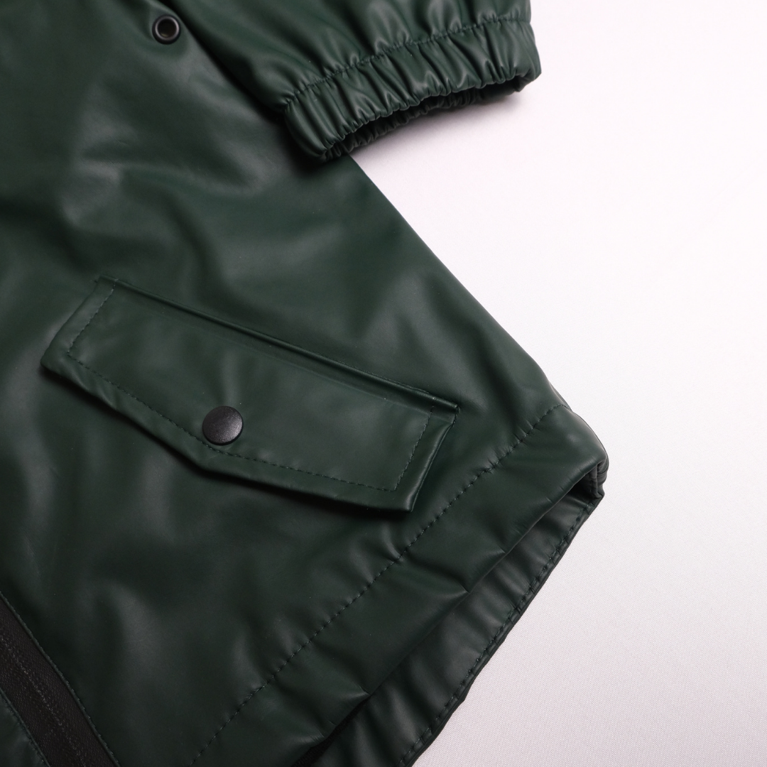 Dark green rain jacket Size: 24-36 M